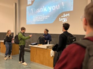 "The Surprising Expansion History of the Universe" – Public ProISSI Lecture by Nobel Laureate Adam Riess. Shown is Adam Riess and interested students asking him questions. Photo by Fabio Crameri