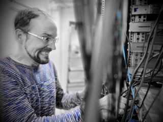 „Cable salad“, as we say in Bern… ISSI Computer Engineer Willi Wäfler experiencing the spaghetti syndrome.